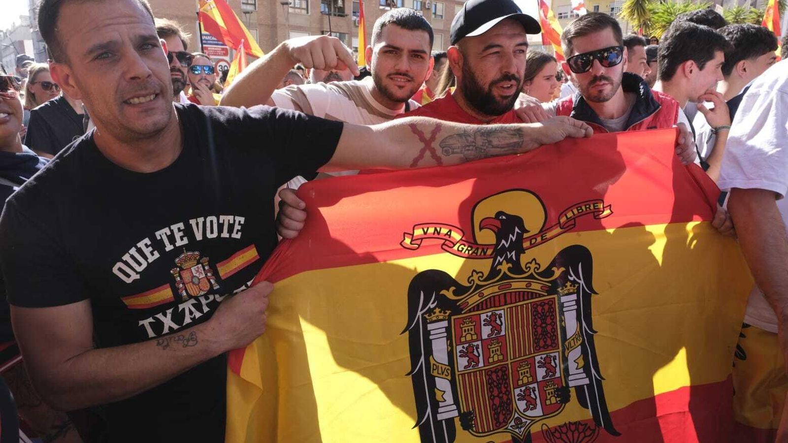Manifestantes con una bandera preconstitucional.