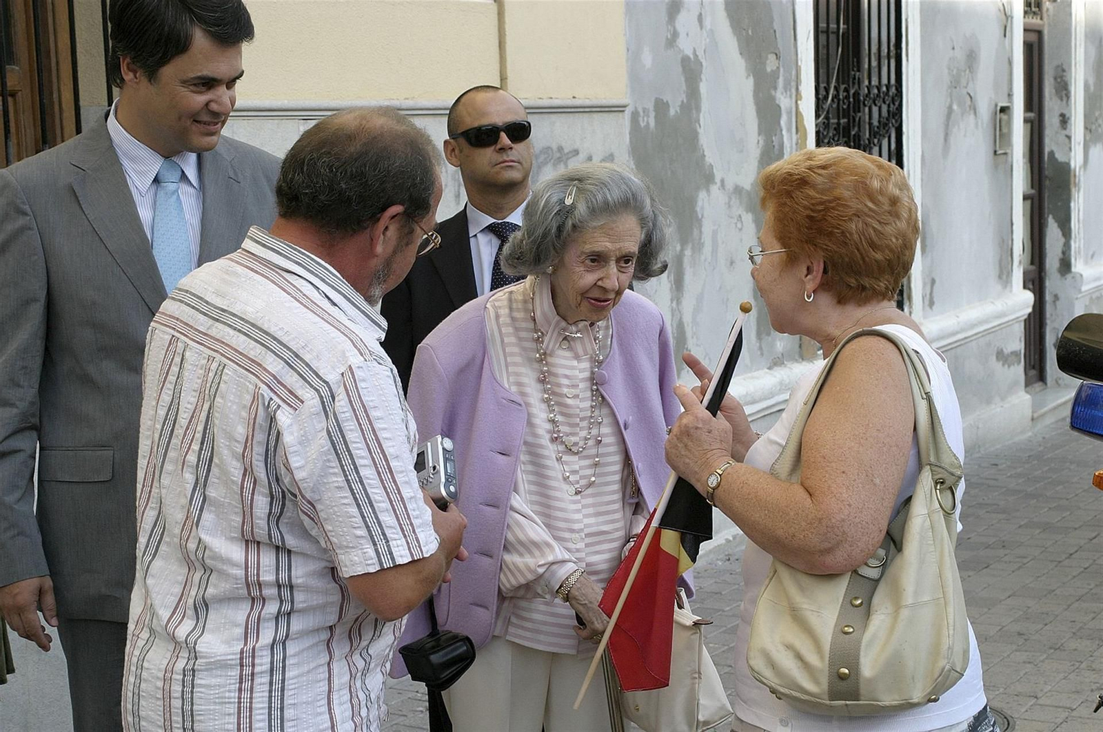 La reina Fabiola de Bélgica saluda a varias personas de nacionalidad belga antes de la recepción oficial que el Ayuntamiento de Motril en 2008