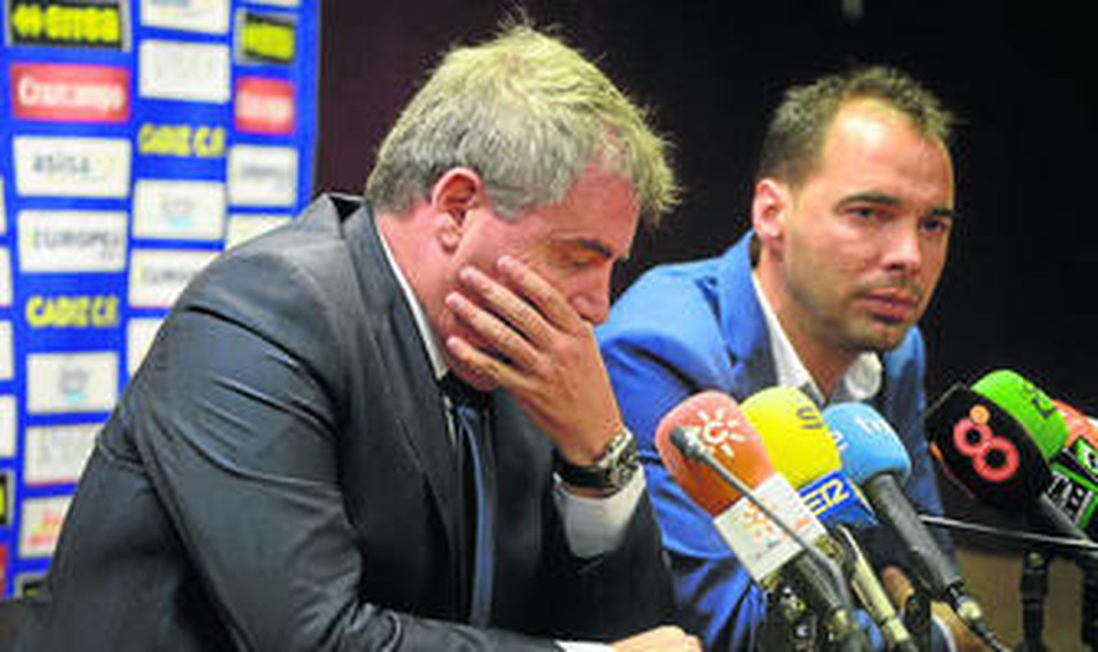 Jorge Cordero (d), en la imagen junto a un preocupado Vizcaíno, admitió ayer que la falta de dinero obliga a vender canteranos.