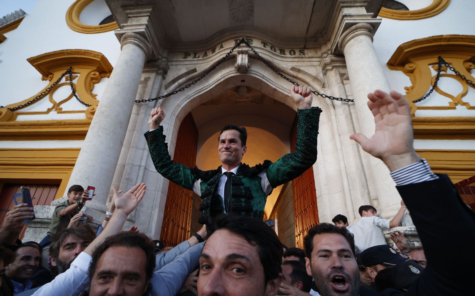 Daniel Luque saliendo por la Puerta del Príncipe de la Real Maestranza de Sevilla.