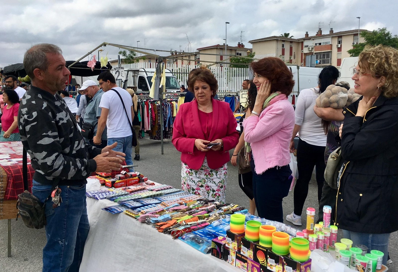 Castreño visita el mercadillo del Polígono sur.