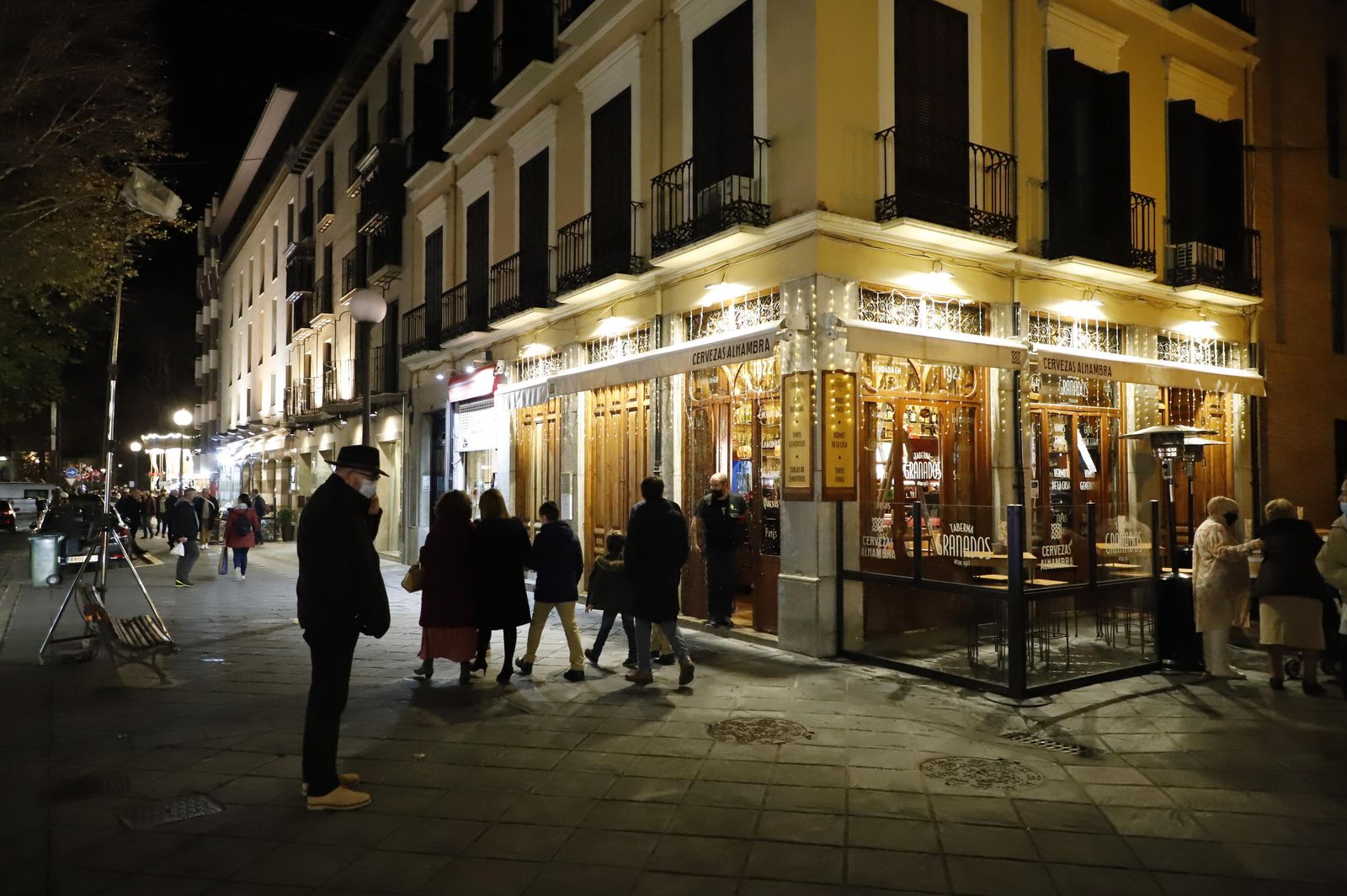 Así ha grabado Juanma Moreno su discurso de fin de año en una taberna de Granada