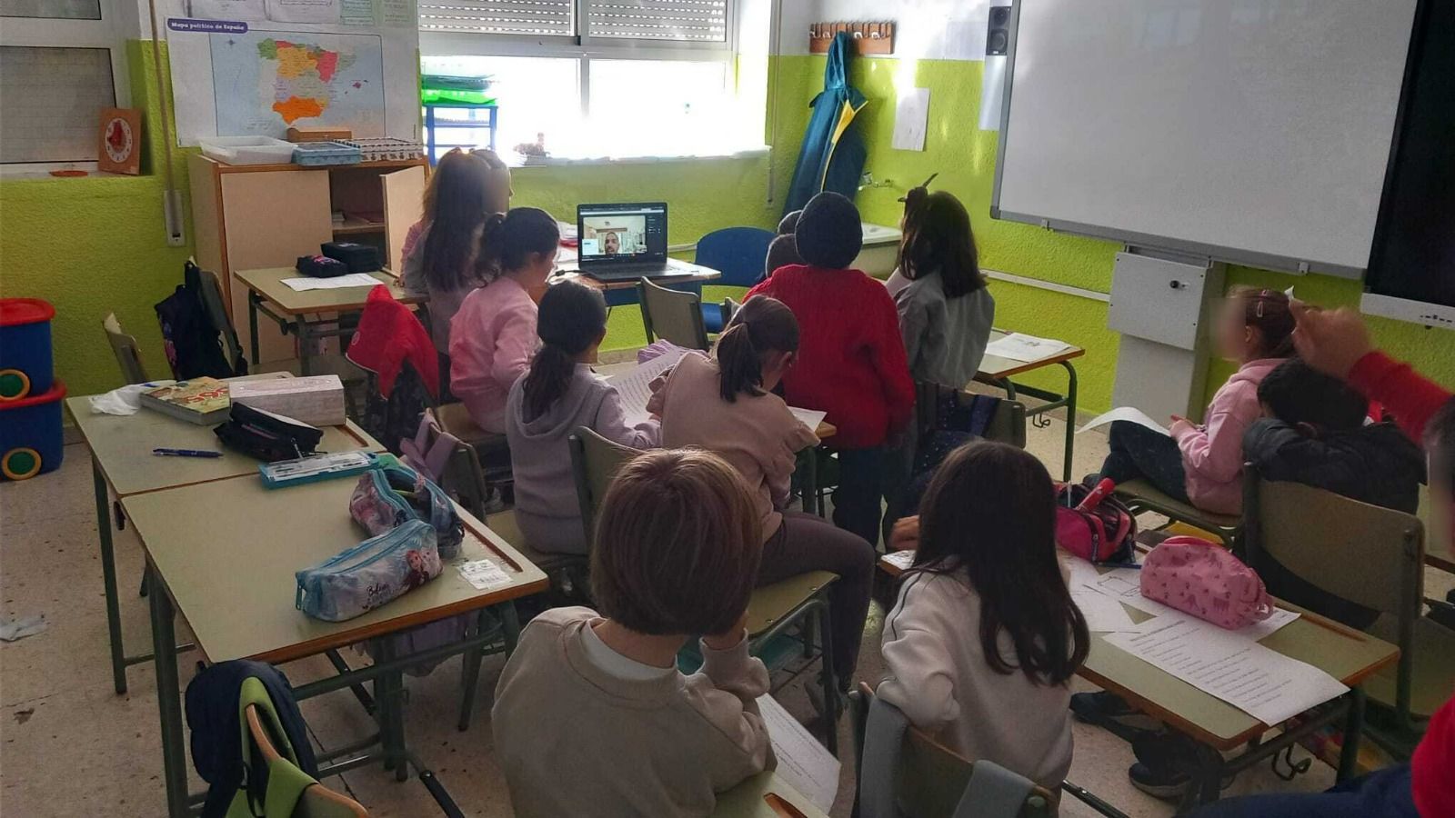 Charla impartida por el periodista almeriense Rafael Espino en el CEIP Nuestra Señora de la Salud de Laujar de Andarax.