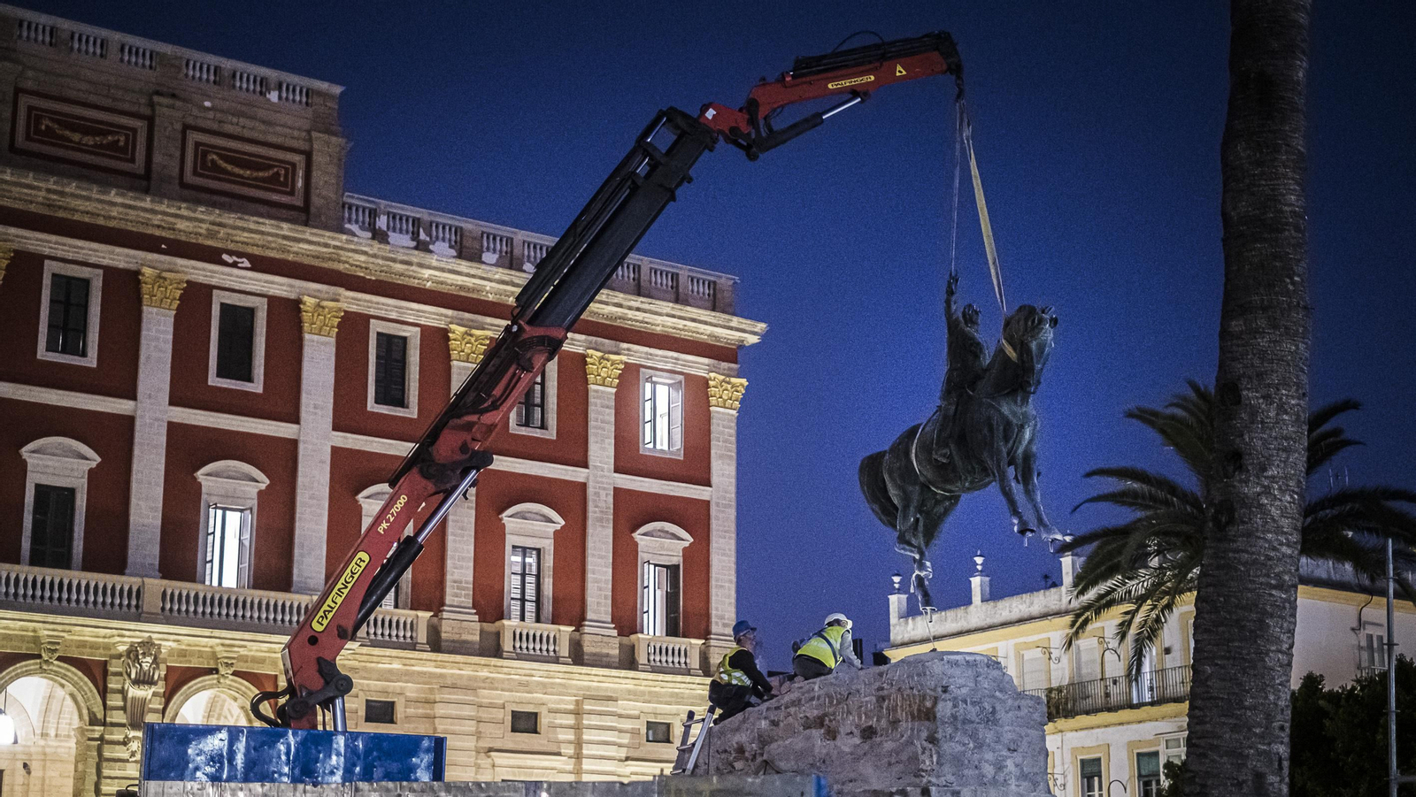 Retirada la estatua del general Varela de la plaza del Rey en San Fernando