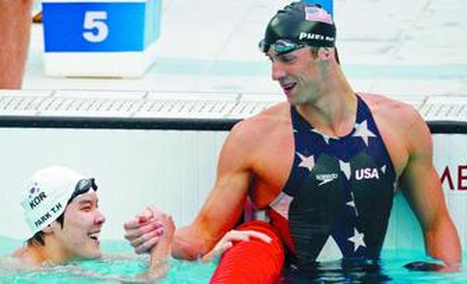 Michael Phelps, nada más concluir la final de los 200 libres y ganar su tercer oro de estos Juegos, saluda al surcoreano Taehwan Park, que se alzó con la plata.