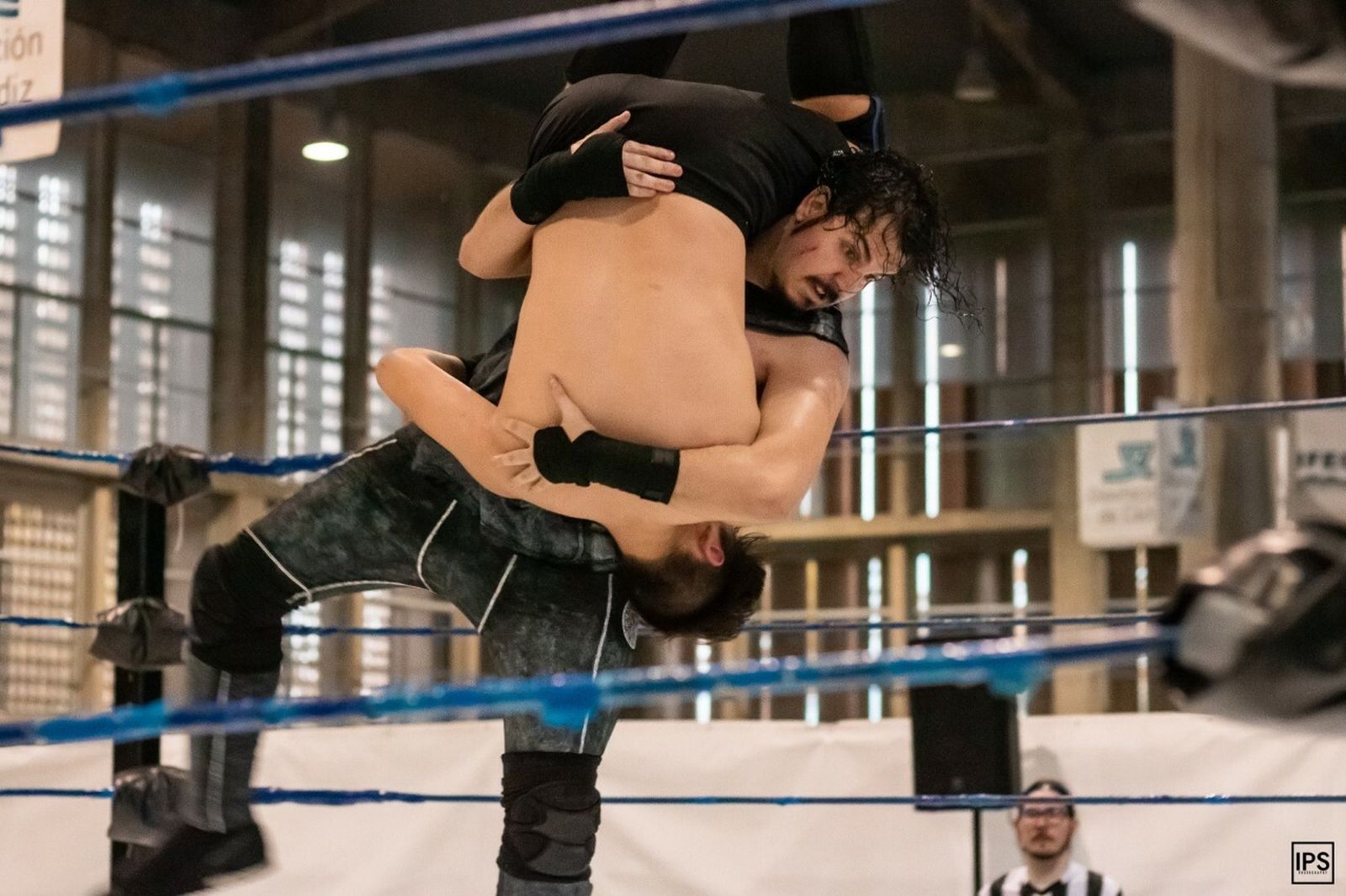 Jacob Knight, que es su nombre deportivo, derriba a su rival en el combate de Jerez.