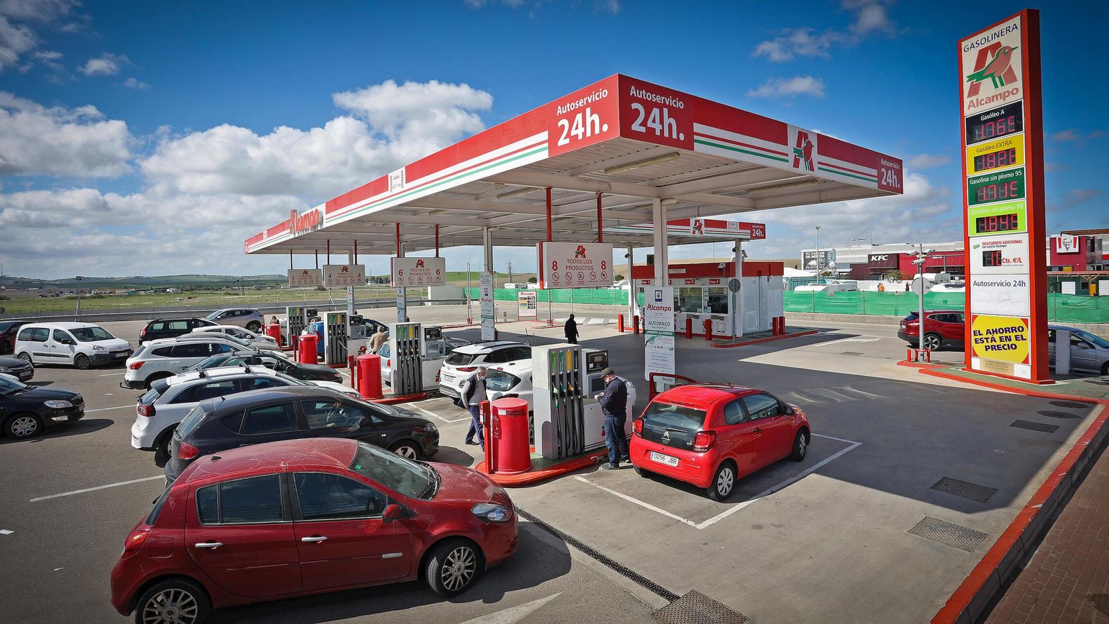 Otra imagen de vehículos en cola en el tramo de la mañana con mayor demanda.