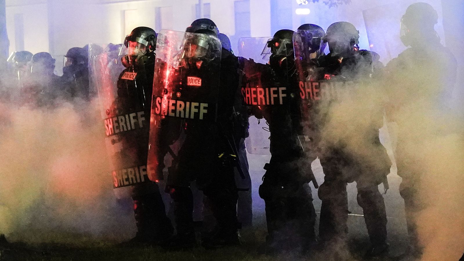 La Policía con escudos tratan de protegerse en las calles de Wisconsin
