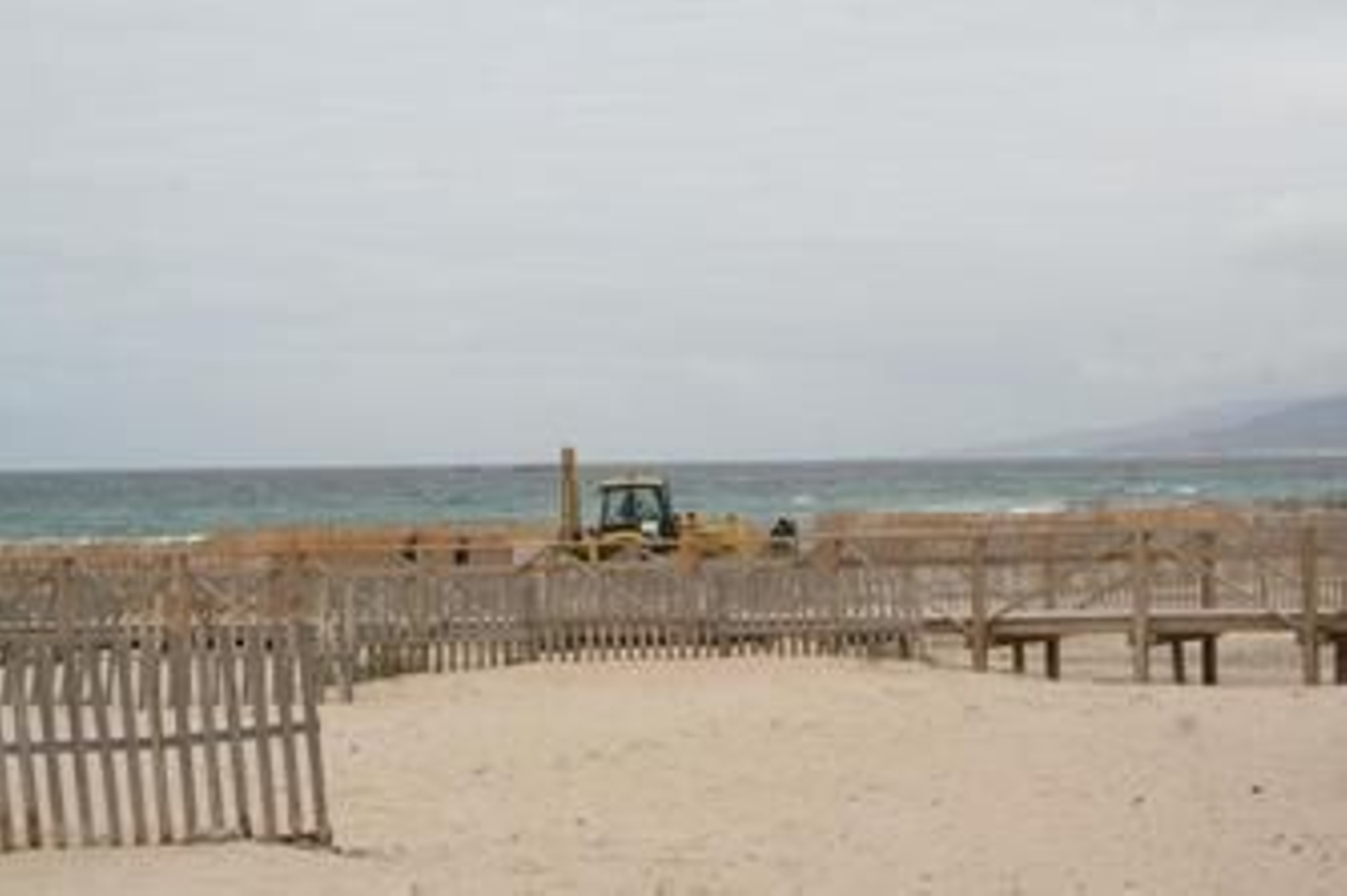 Imagen de los trabajos de reposición de las pasarelas de Los Lances.