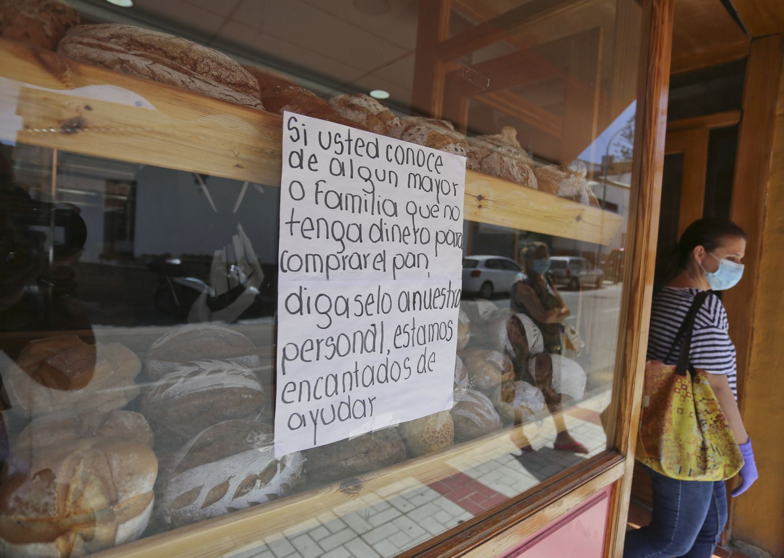 El cartel que se puede leer en la puerta del Horno de Leña Martín del Puerto de la Torre.