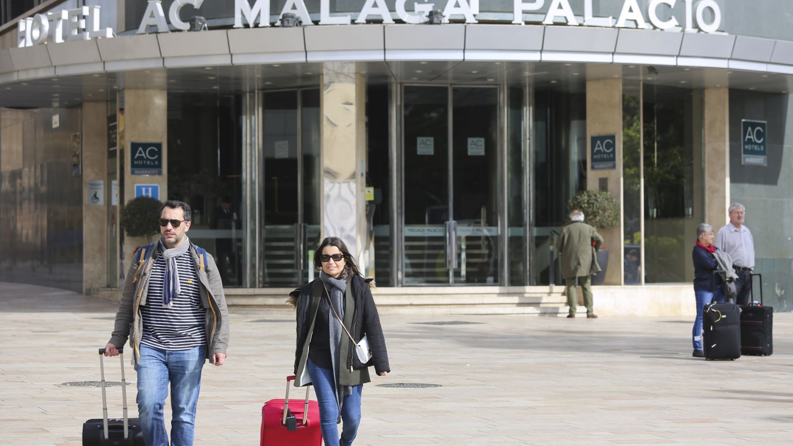 Turistas en la puerta de un hotel en Málaga