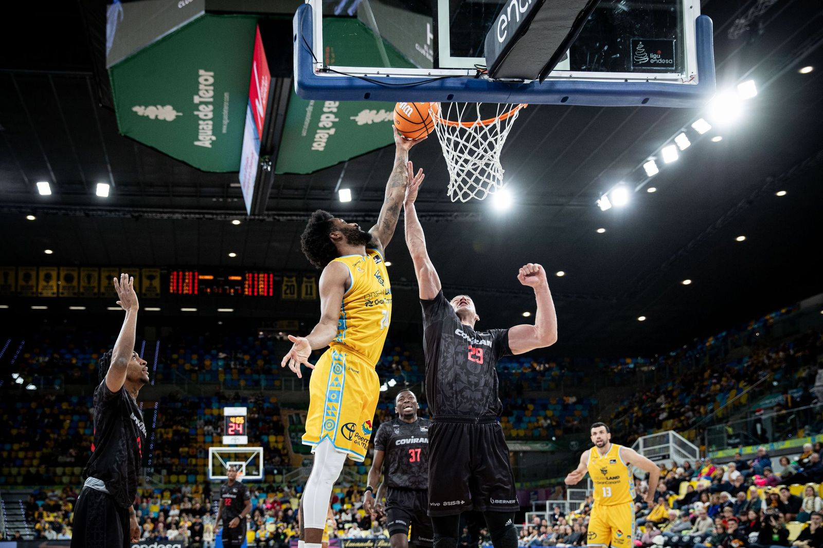 Luka Bozic trata de anotar en el duelo ante el Gran Canaria.