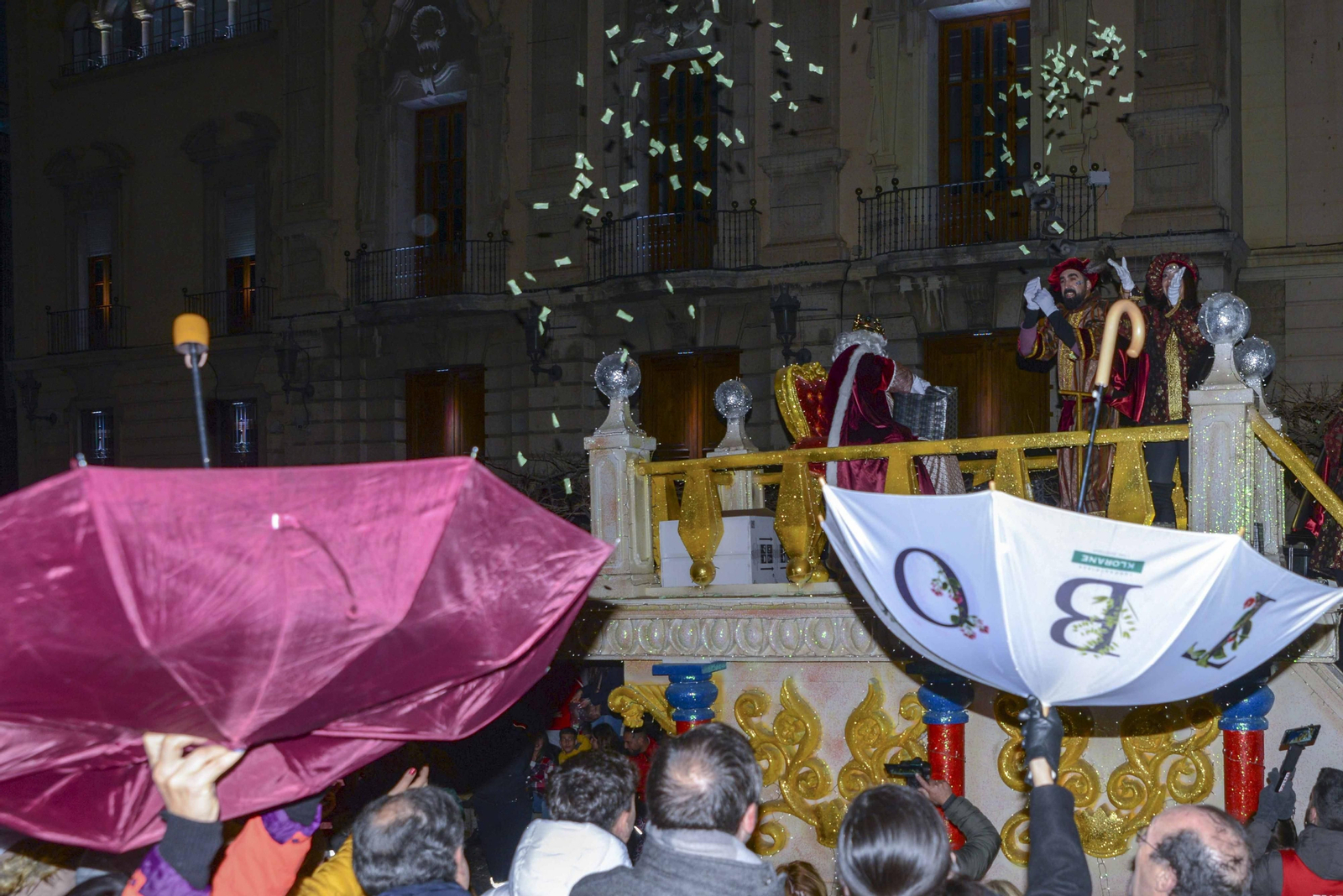 En imágenes: La Cabalga de Reyes de Jaén desata la emoción en sus calles abarrotadas.