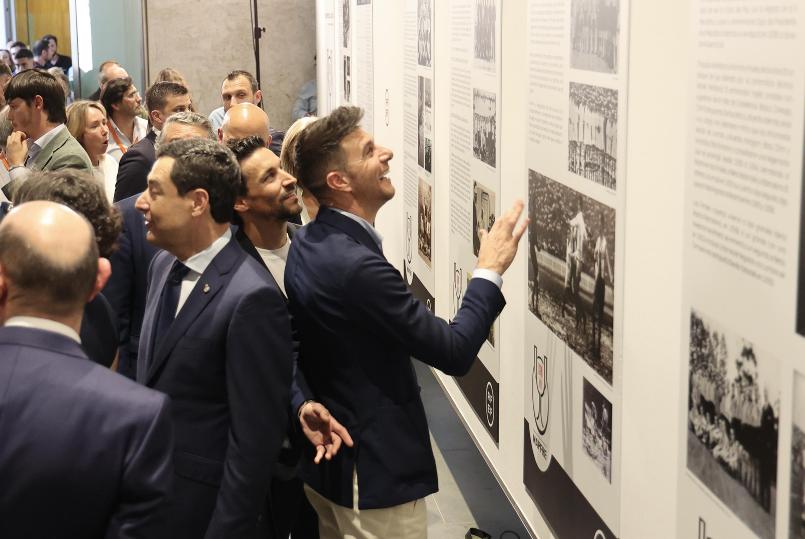 El presidente de la Junta de Andalucía recibe la Copa del Rey e inaugura la exposición "Los reyes de la Copa"