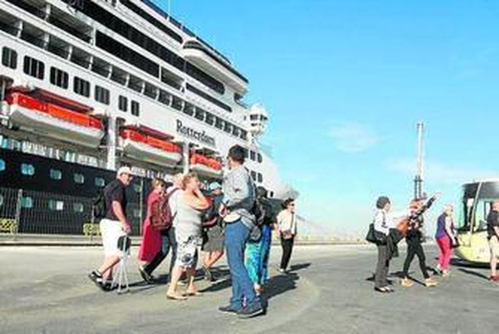 Llegada de un crucero al puerto onubense el año pasado.