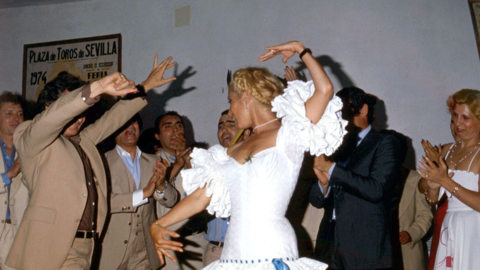 María Jiménez baila en su boda con Pepe Sancho en junio de 1980