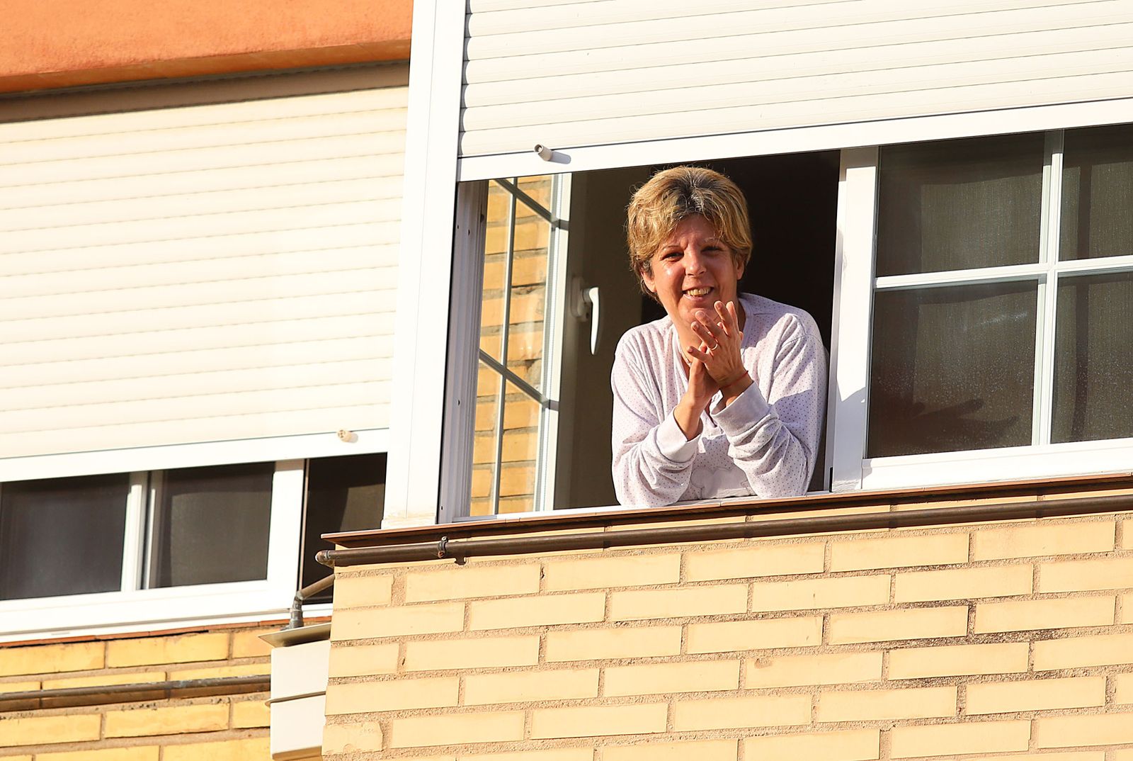 Imágenes de los aplausos solidarios de los vecinos de la calle Los Marismeños