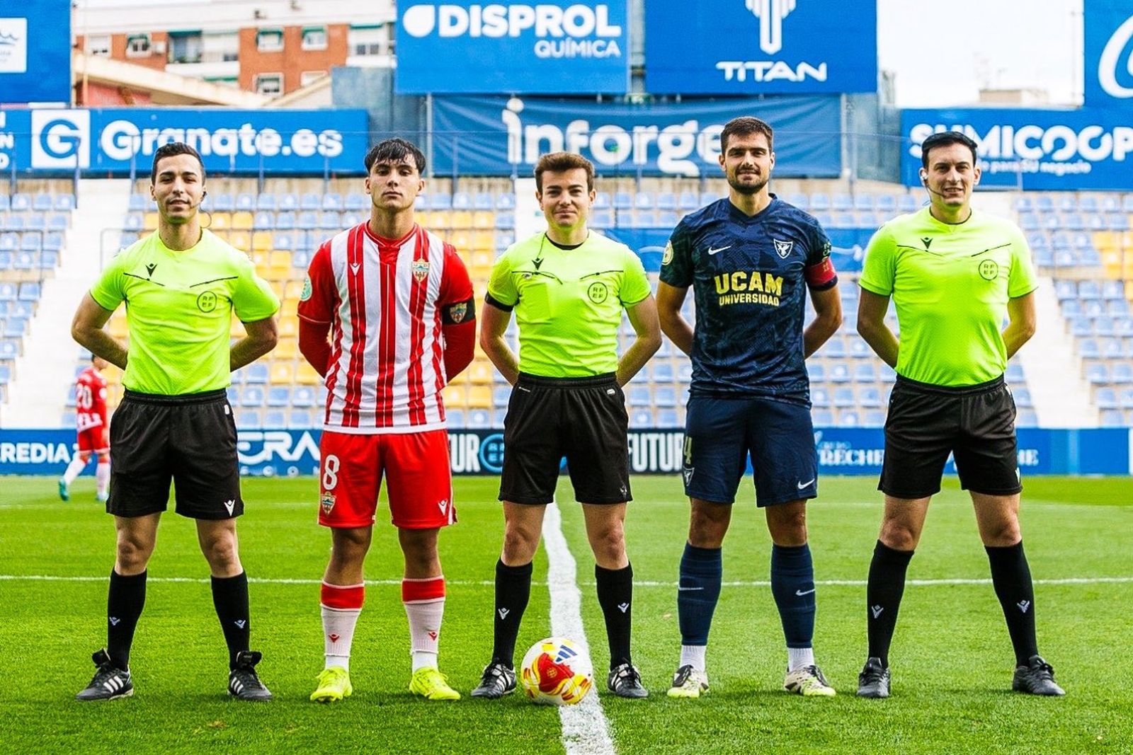 Joan y Javi Ramírez, capitanes de ambos equipos, junto con el trío arbitral.