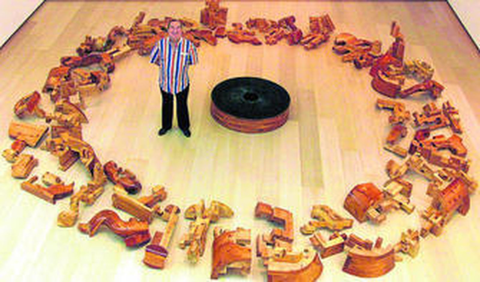 Miguel Berrocal, con su obra 'Richelieu Big', en la retrospectiva que le dedicó el IVAM de Valencia en 2002.