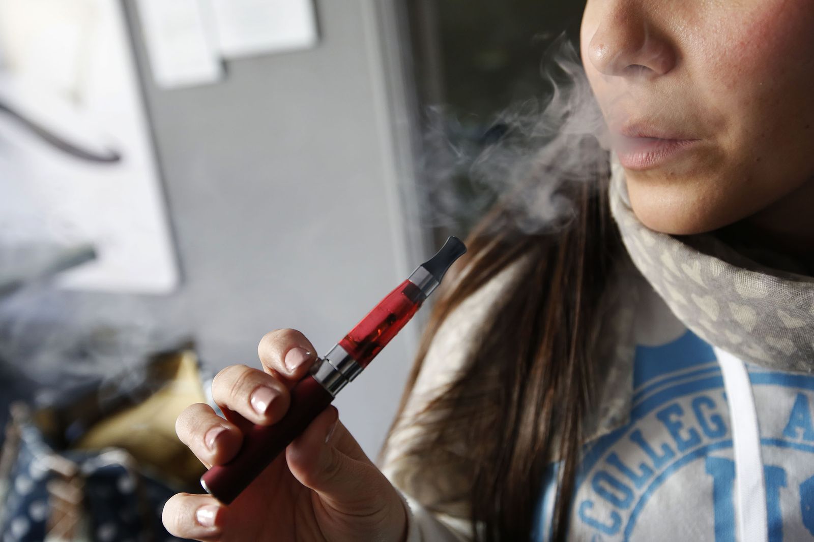 Una joven hace uso de un cigarrillo electrónico.