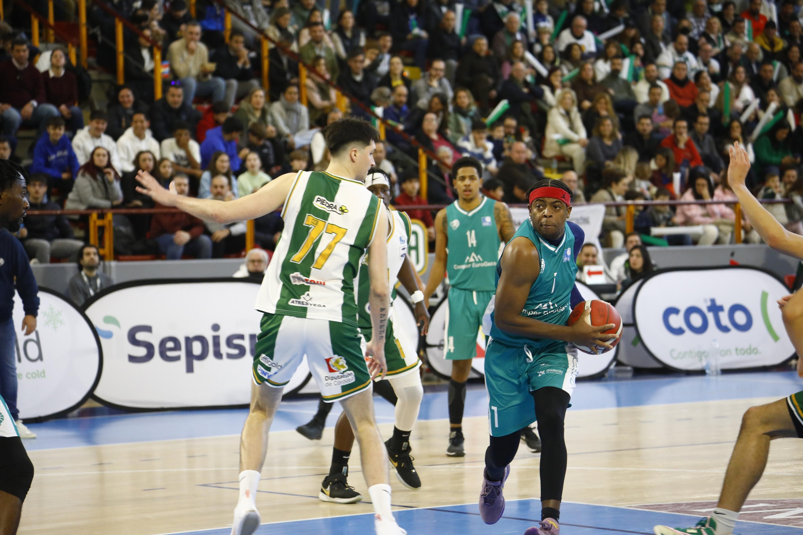 Las mejores fotos del ambiente en Vista Alegre para el derbi entre el Coto Córdoba y el UCB Camper Eurogaza