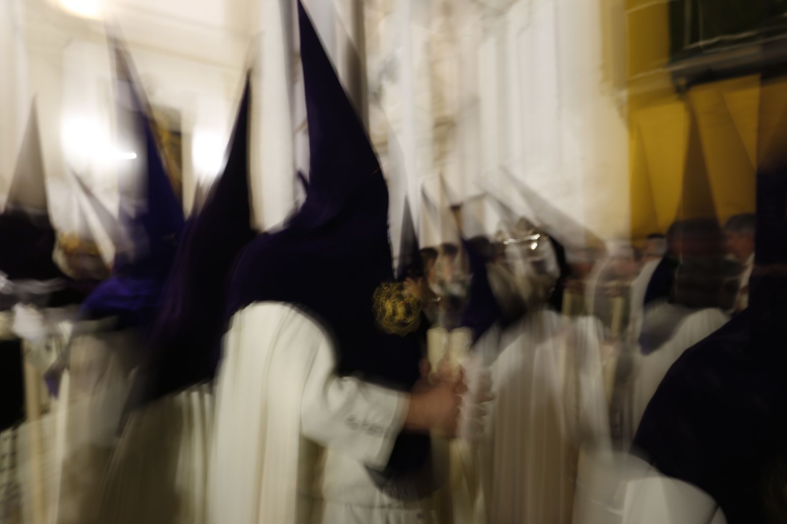 Nazarenos de la Hermandad de la Macarena.