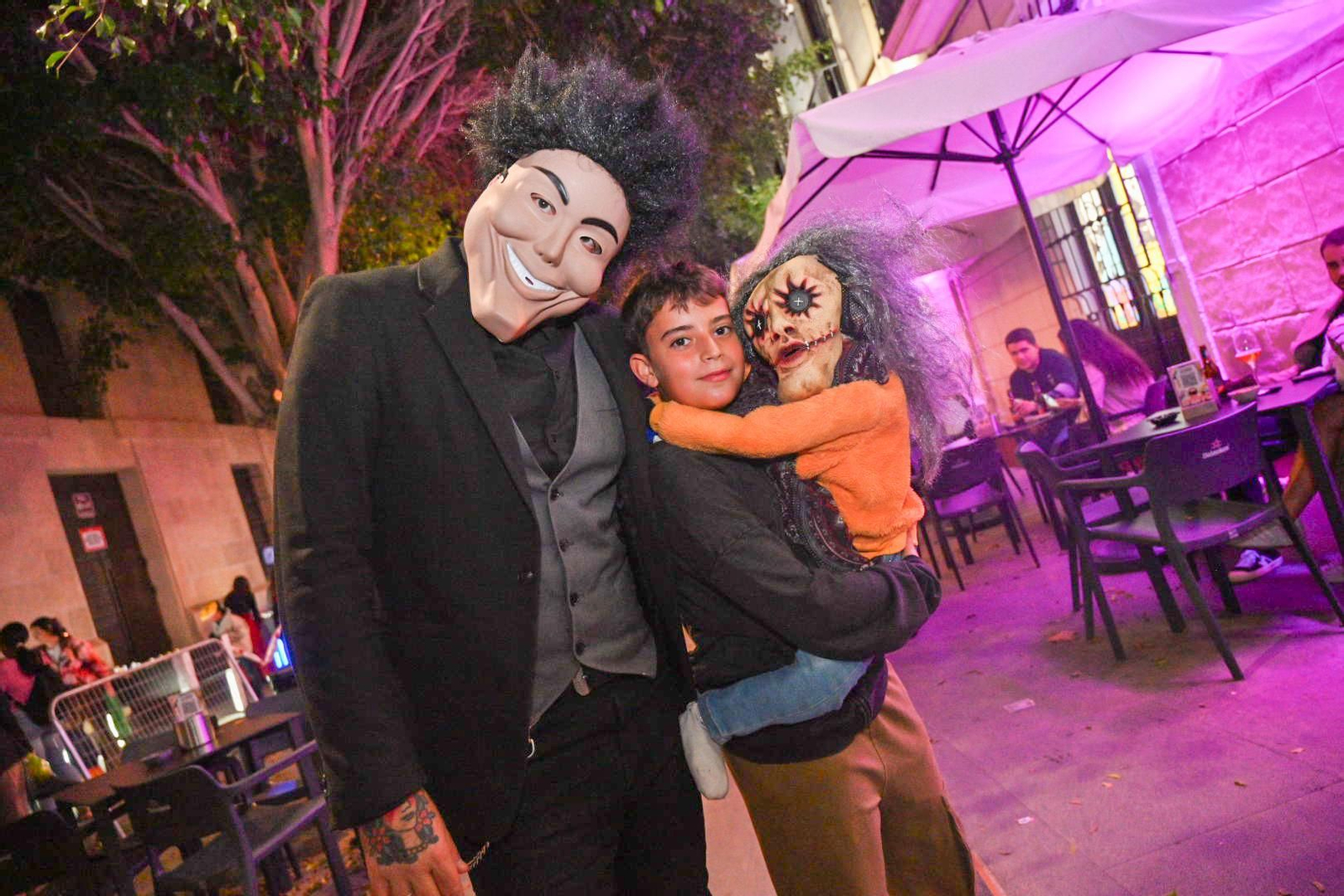 Búscate en las fotos de la Noche en Negro de Almería