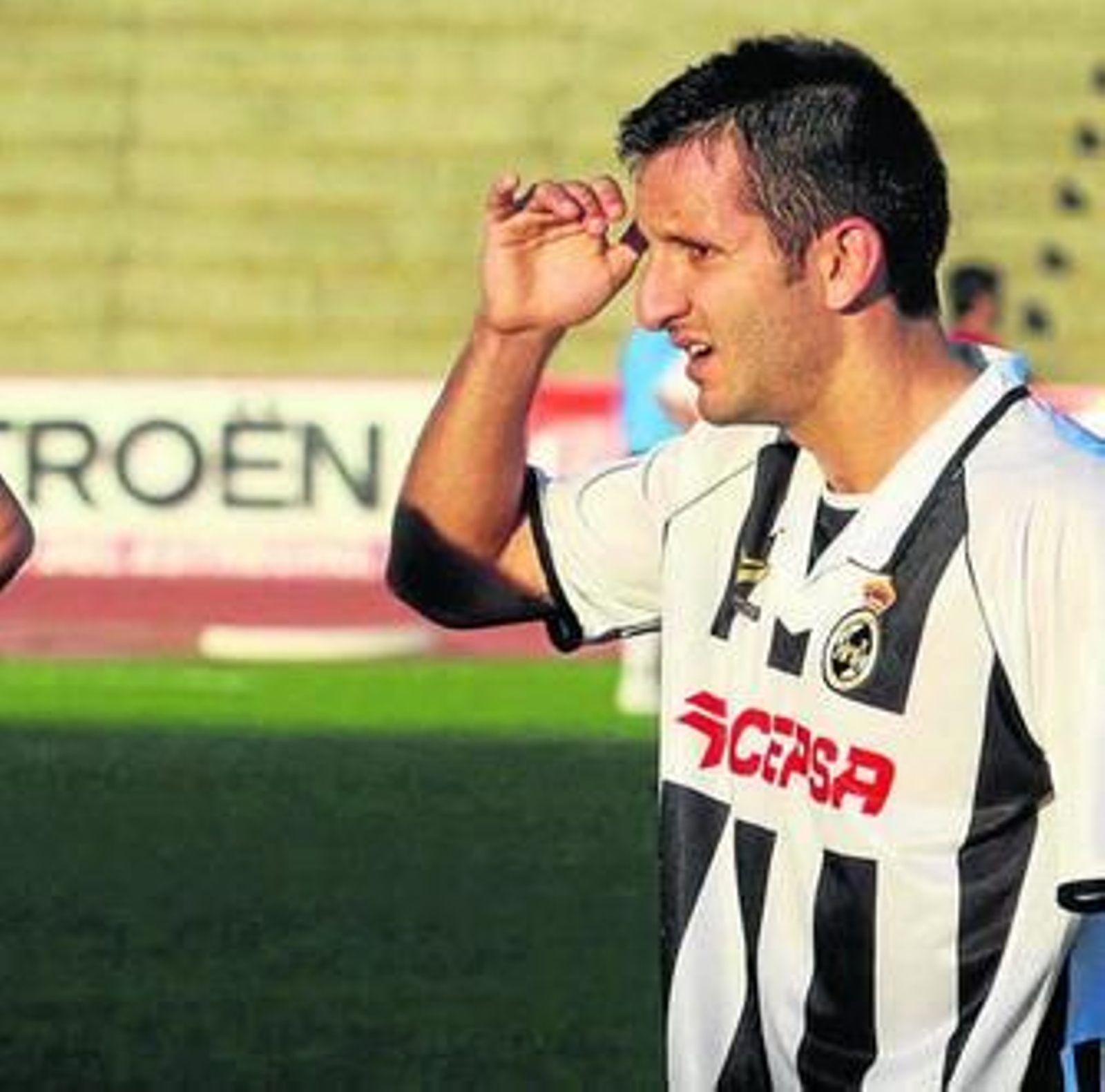 Antonio Merino se protege del sol en un partido de la pasada Liga.
