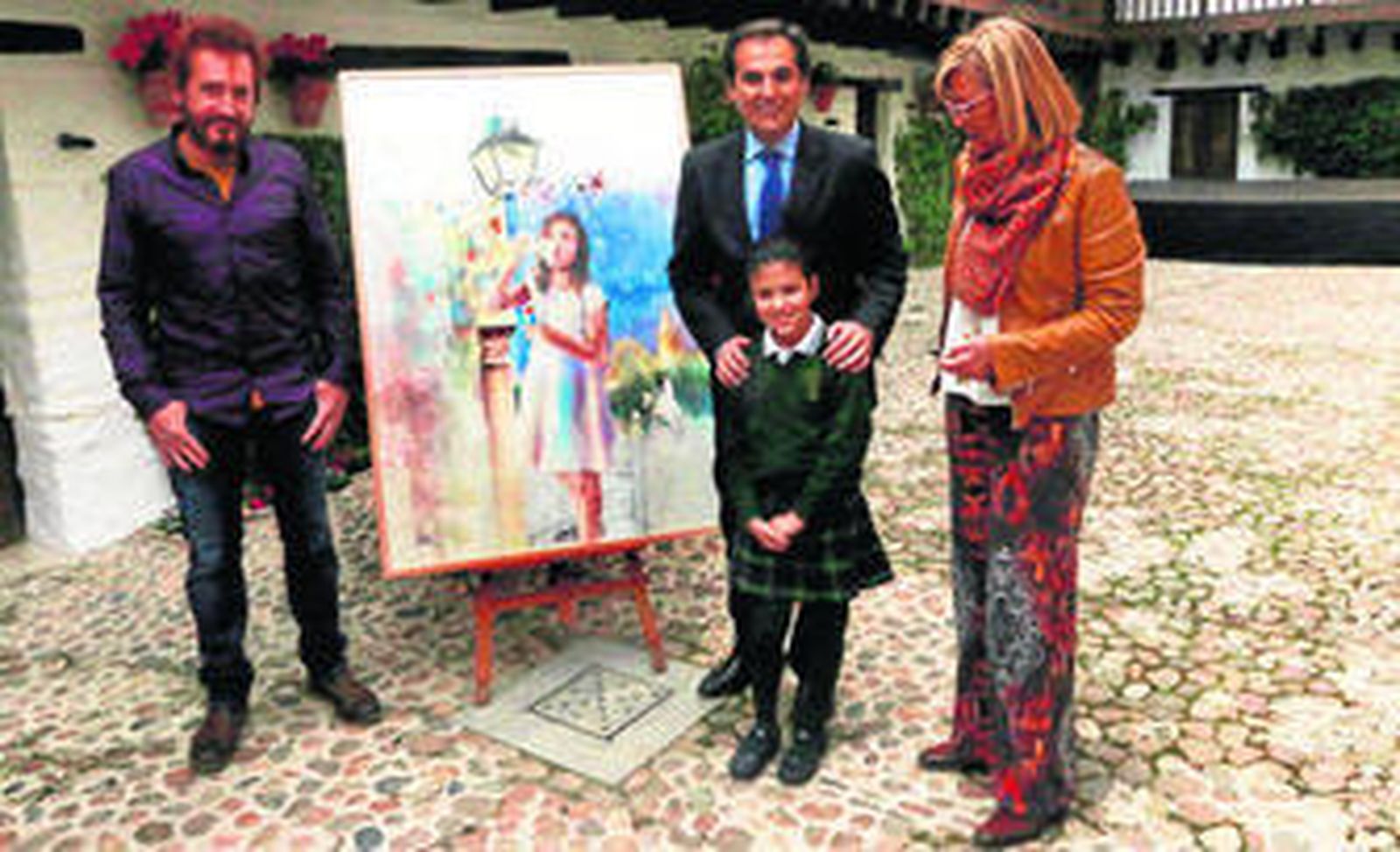 Nieto y Caracuel posan con el autor del cartel del Mayo Festivo, Camilo Huéscar, y Minerva, la niña que aparece en él.