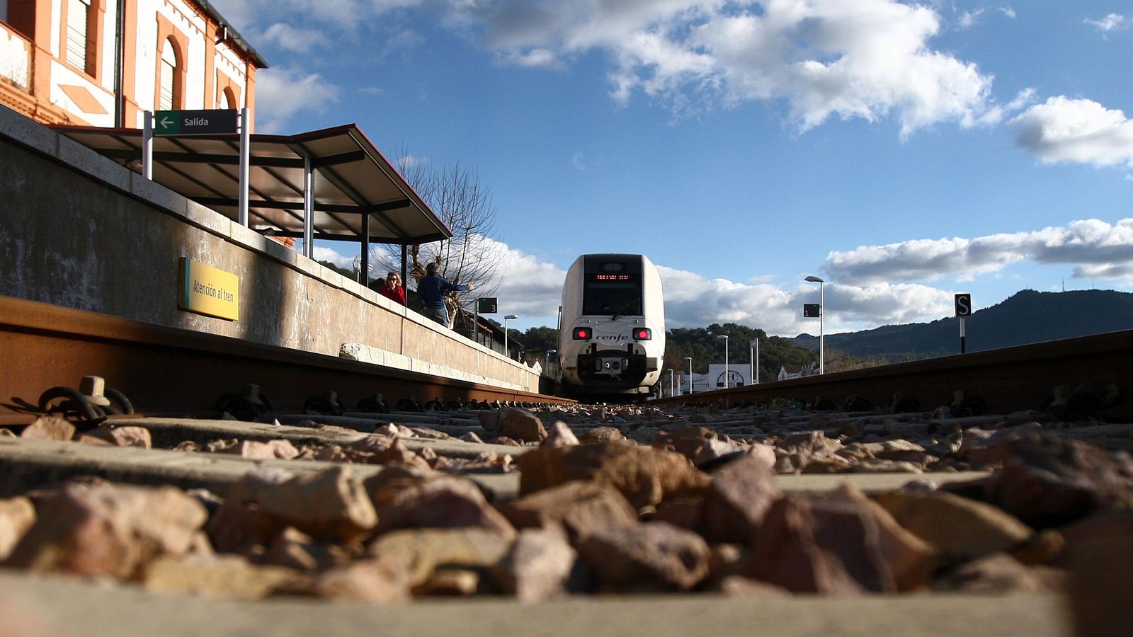 Un tren recorriendo la línea Huelva-Zafra.