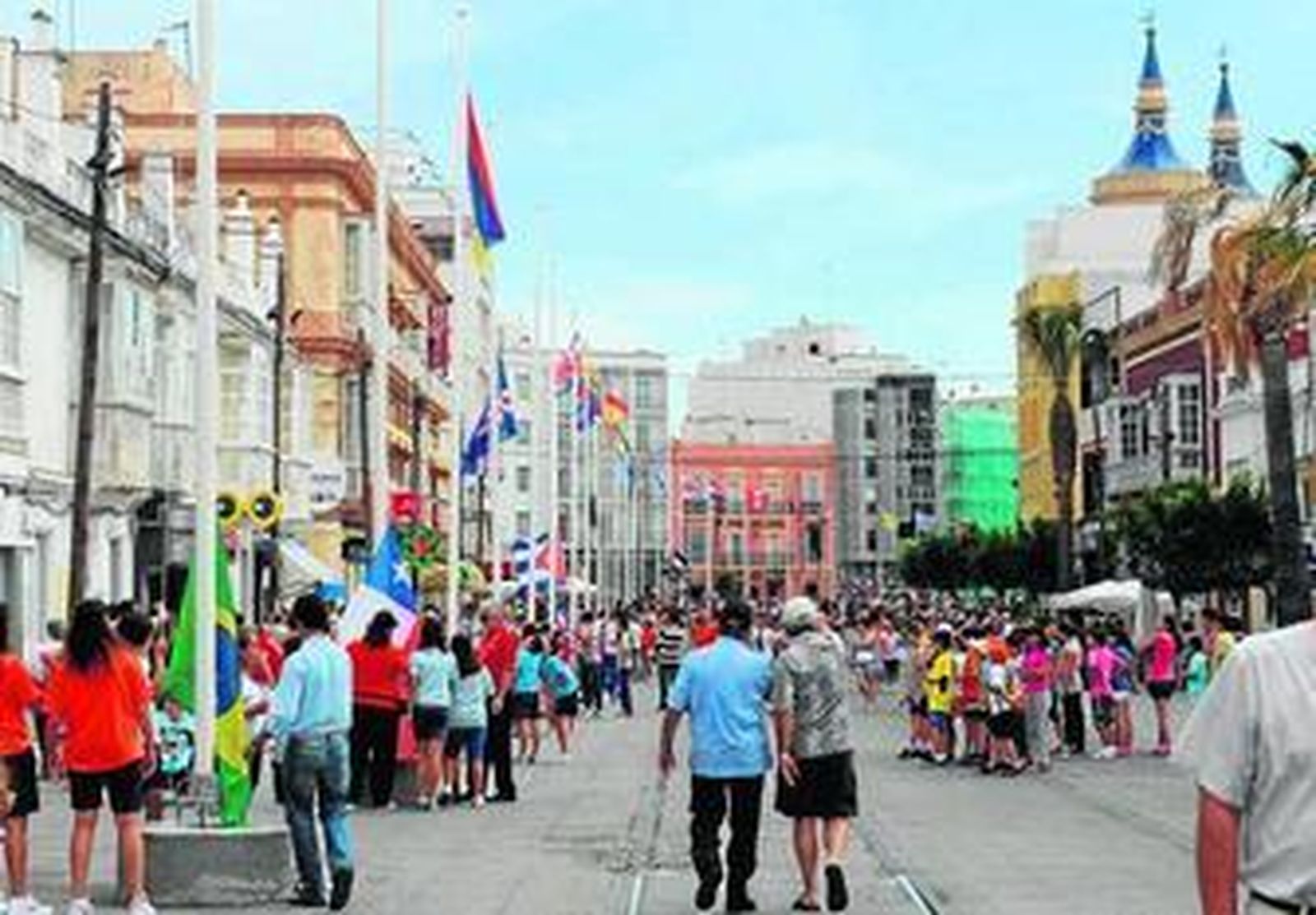 Varios niños corren tras ensayar ayer la ceremonia de apertura.