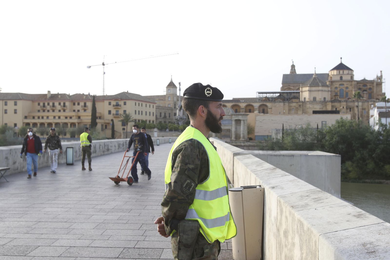 Un efectivo de la Brigada realiza labores de control en el Puente Romano.
