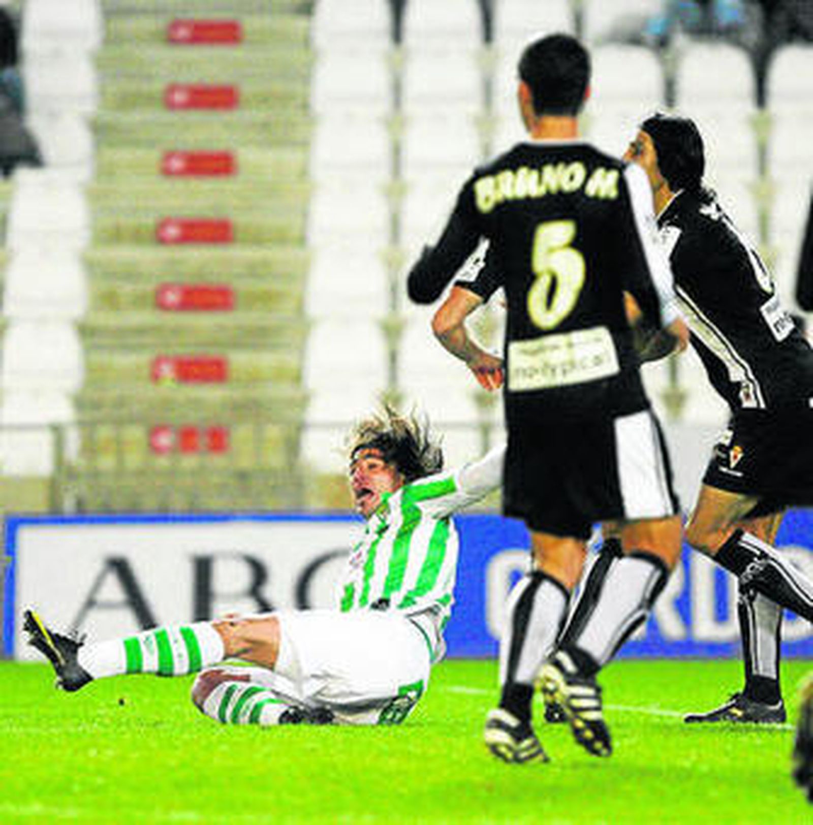 Savoia cae al césped en presencia de Bruno y Sergio Fernández.