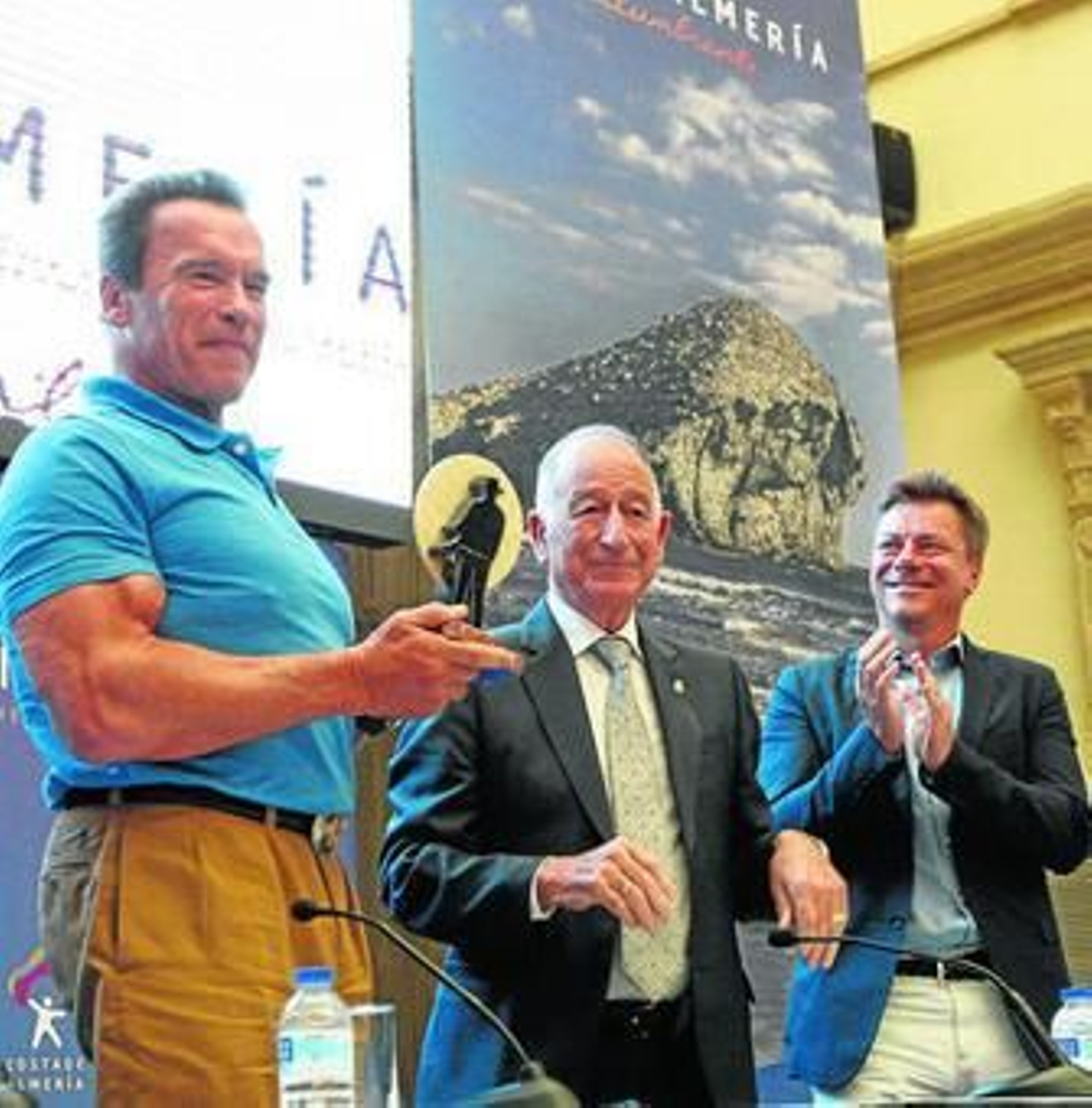 Arnold Schwarzenegger junto a Gabriel Amat y el productor, Friedrick Malmberg.