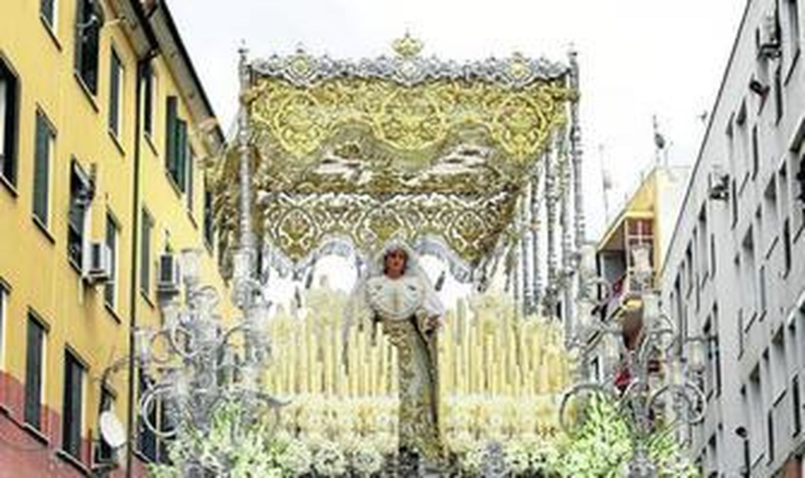 La Virgen del Rocío, en la subida del Altozano tras su salida.