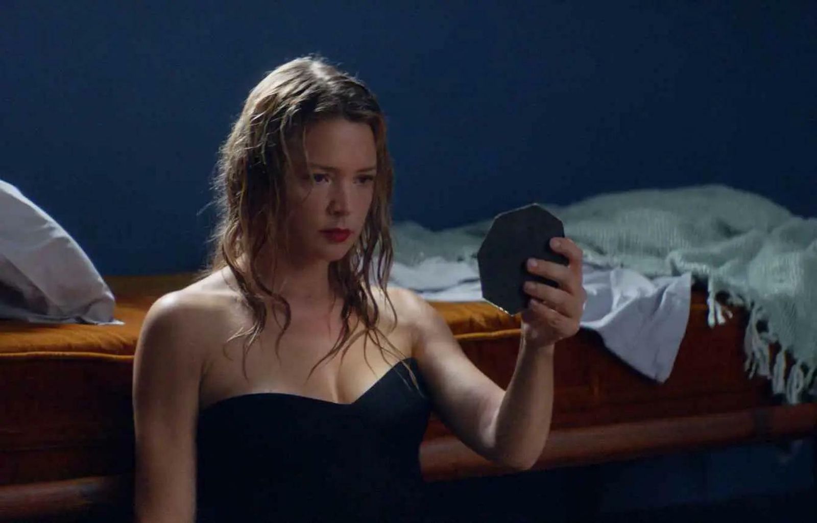 Virginie Efira ante el espejo en una imagen del filme de Justine Triet.