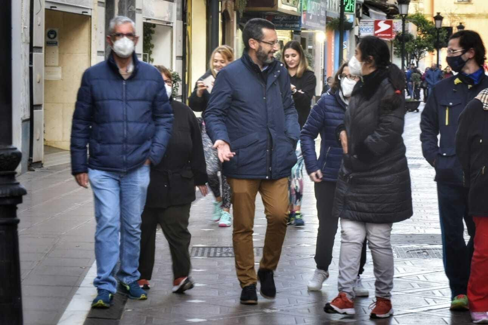 Juan Franco, alcalde de de La Línea, conversa con unos vecinos en la calle Real.