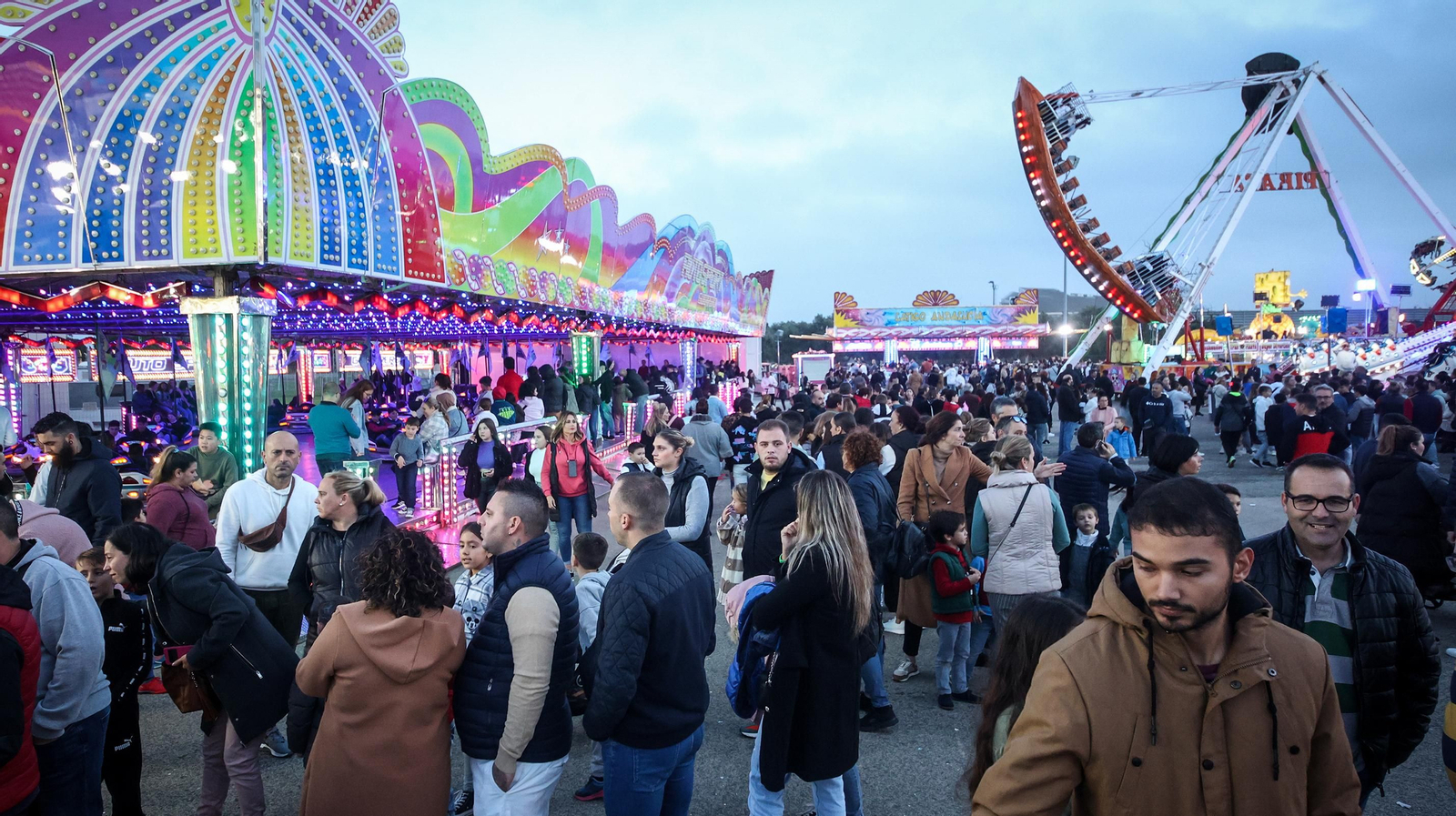 Lleno absoluto en el parque de atracciones de Jerez