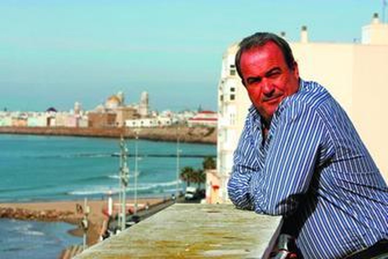 Javier Osuna, ayer junto al mar de Cádiz.