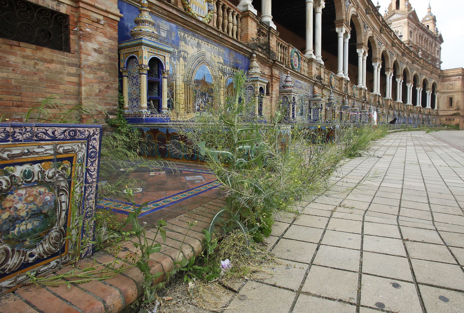 Abandono en la Plaza de España por el confinemiento