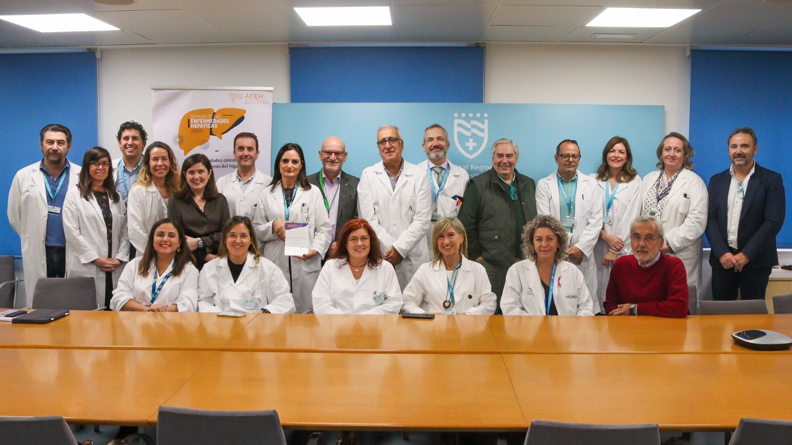 Profesionales del centro que trabajan en las unidades involucradas en el tratamiento de la hepatitis.
