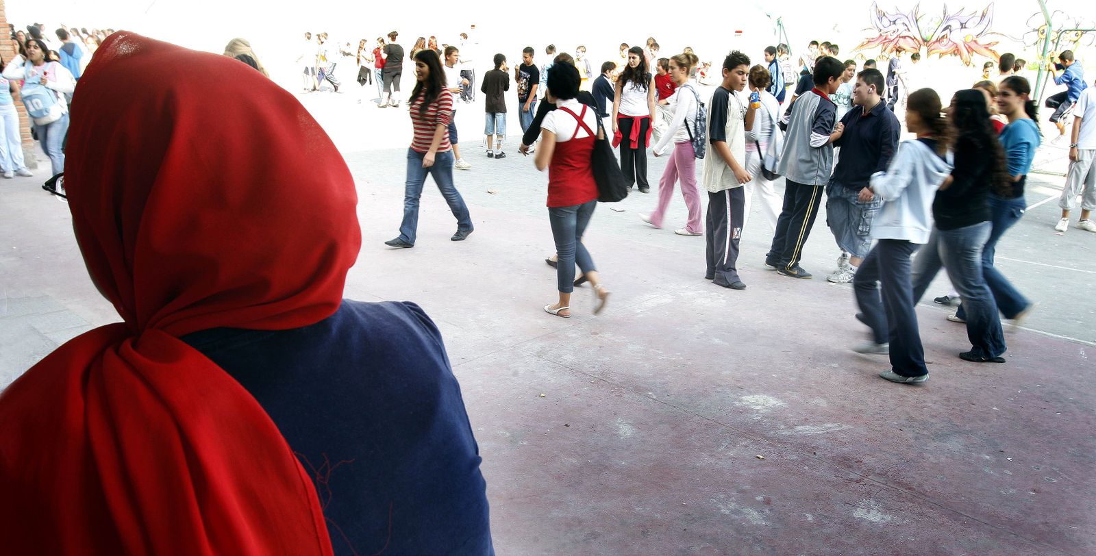 Jóvenes inmigrantes en un centro educativo durante el recreo.