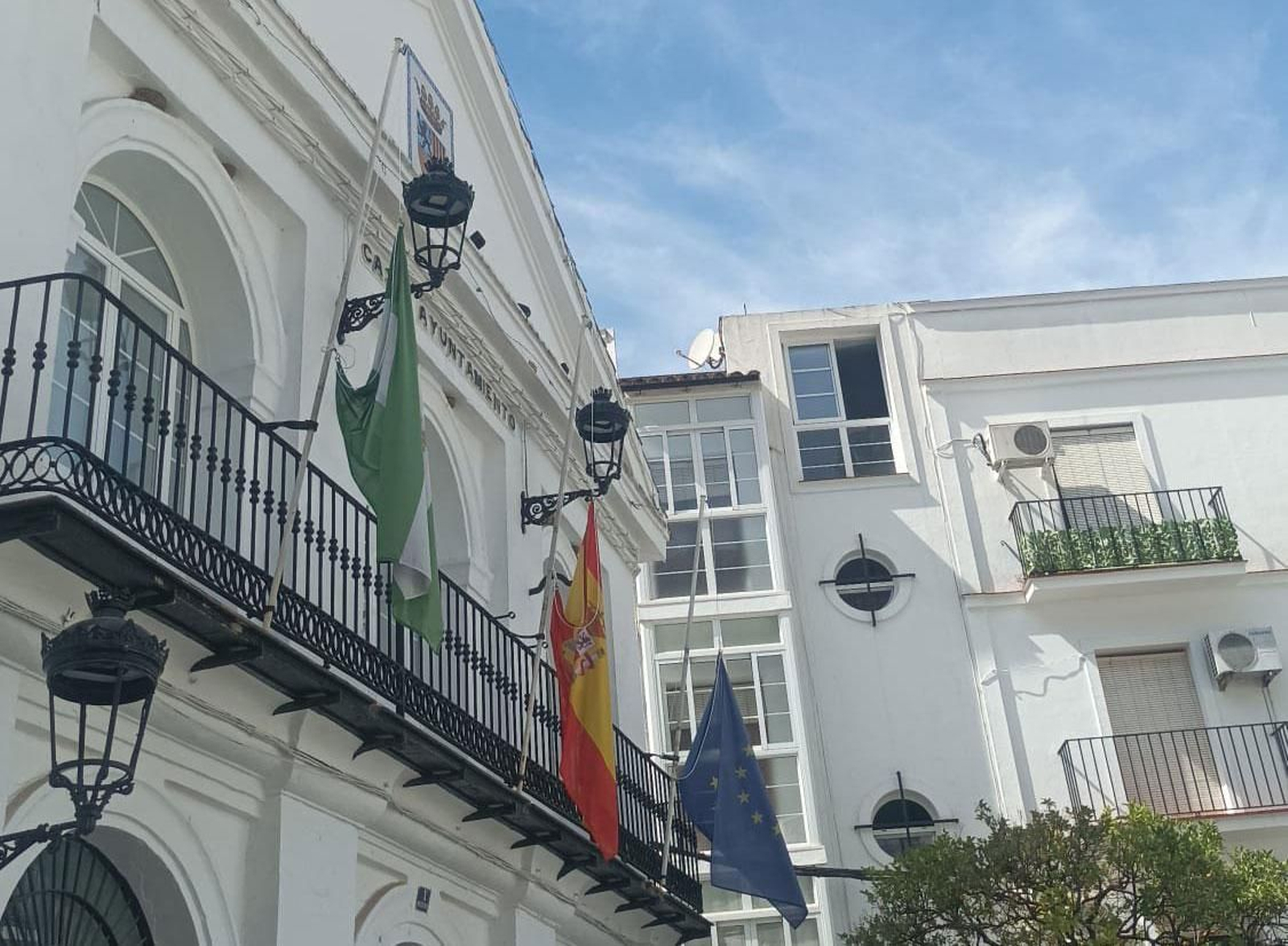 Banderas a media asta en el Ayuntamiento de Ubrique por la muerte de Ambrosio.