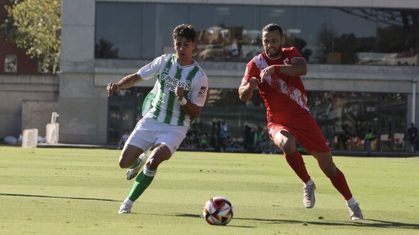 Los laterales Pleguezuelo y Ramón se miden en una carrera.
