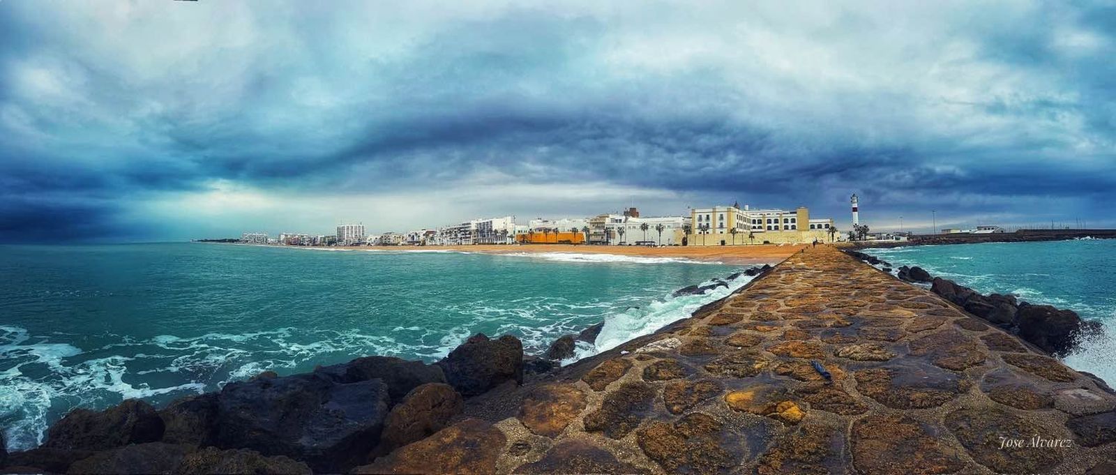 Espectacular panorámica desde el espigón de la playa de la Costilla. José Álvarez