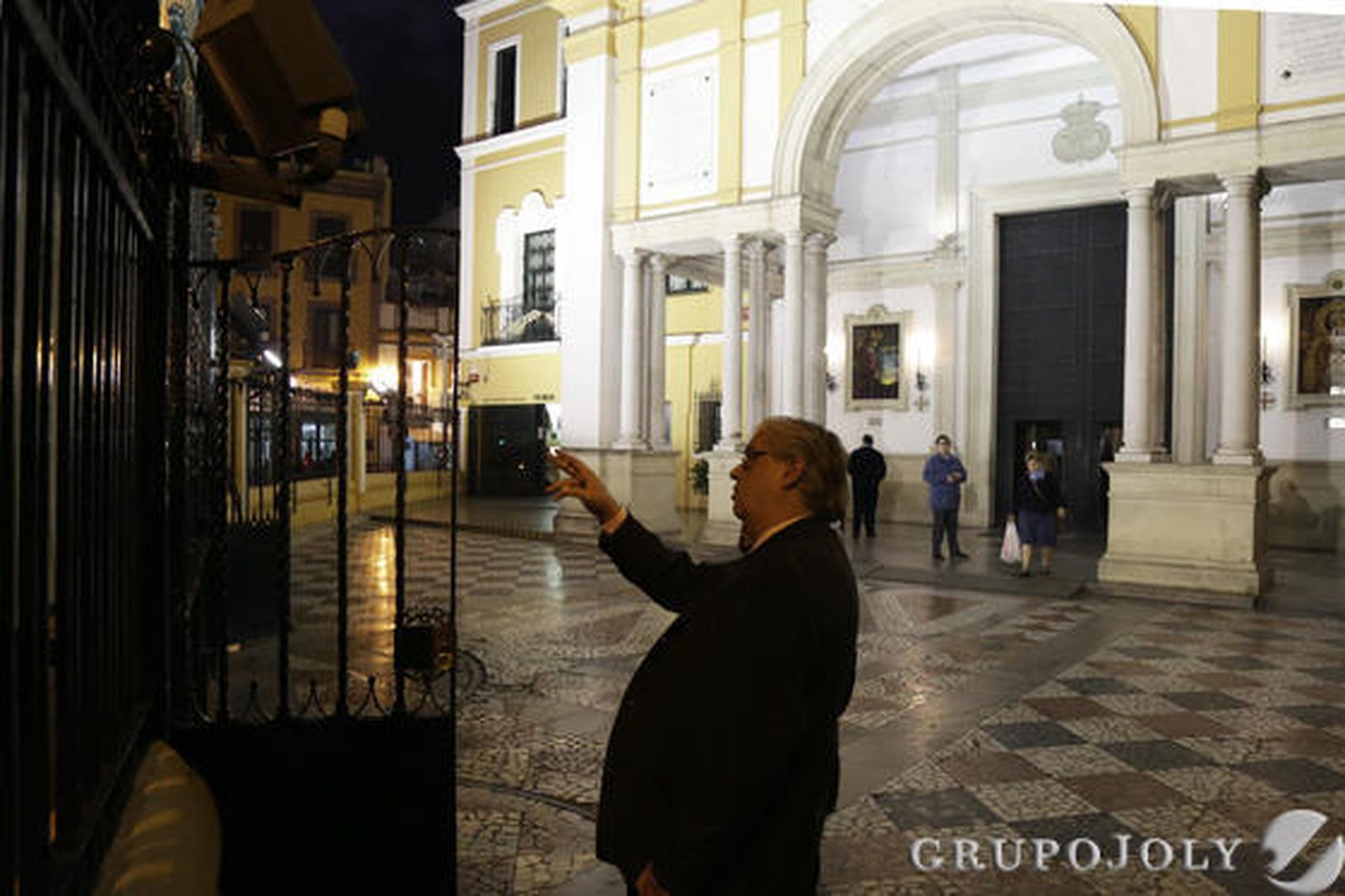 Santiago Álvarez muestra la reja del atrio que será sustituida por una nueva.

Foto: M.J. LÓPEZ