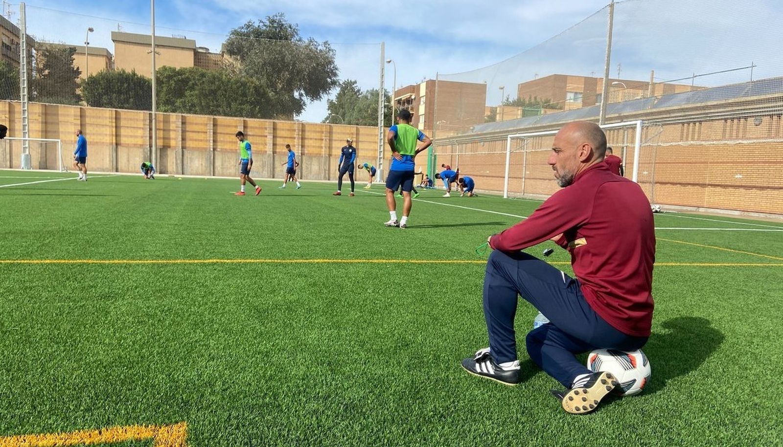 David Cabello , sentando en un balón durante un entrenamiento