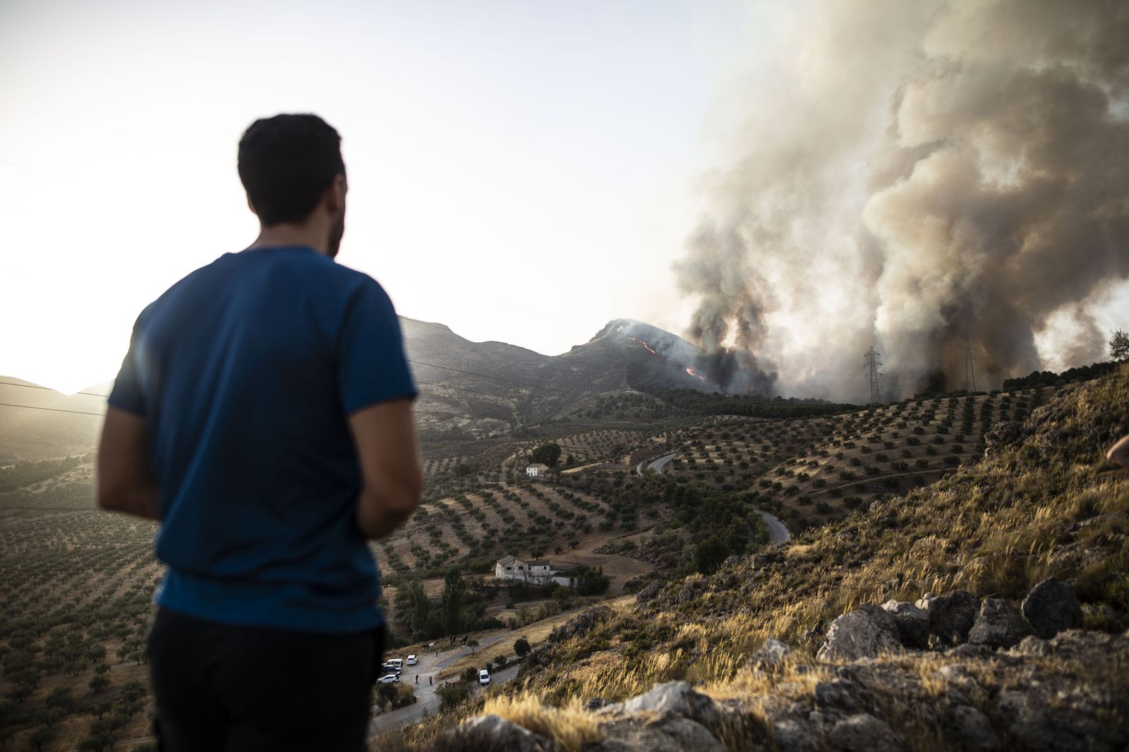 Un vecino de Pinos Puente observando el incendio ocurrido el pasado mes