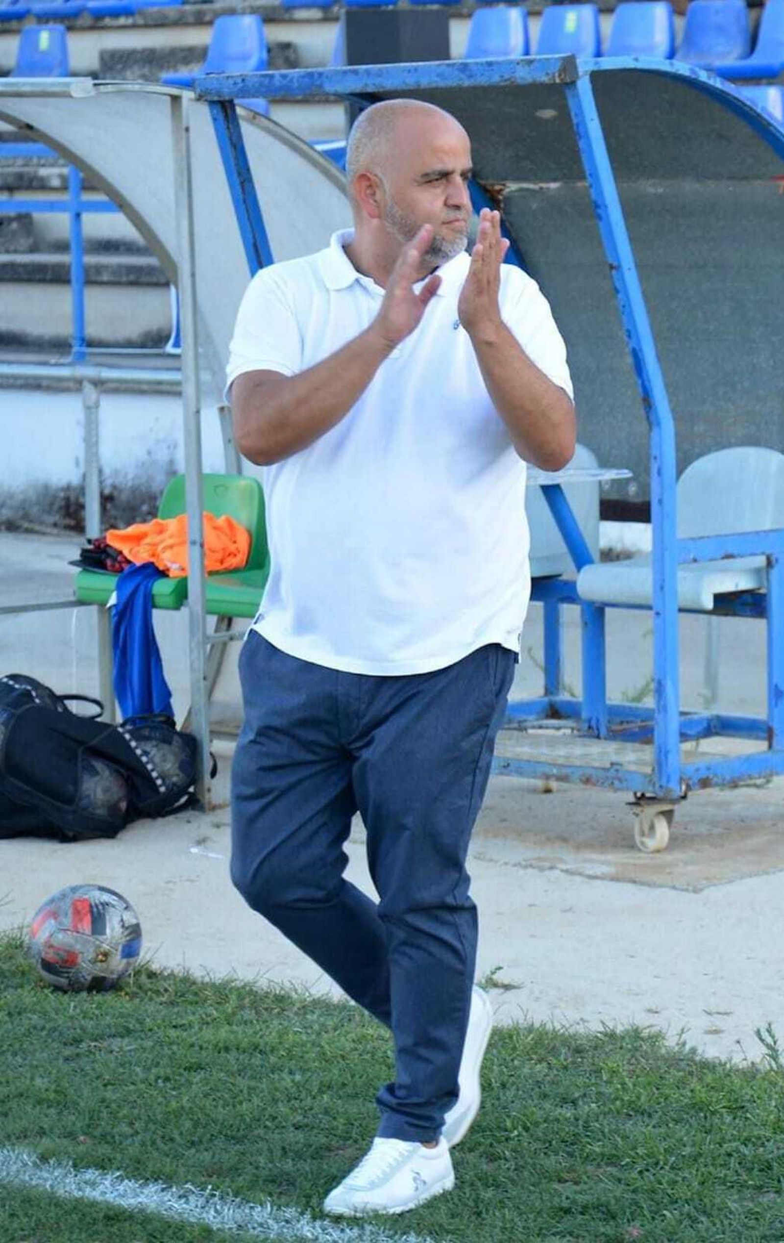 José Luis Mateos aplaude a la afición en uno de los partidos del equipo en el Pedro S. Garrido.