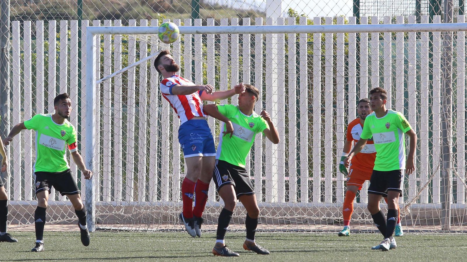 Alberto Segura trata de rematar de cabeza un centro en el primer derbi que disputaron ambos equipos.